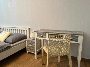 een bureau met een stoel naast een bed bij Apartmán U Pelikána in Olomouc