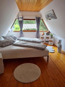 um quarto com uma cama e uma grande janela em Ferienhaus Elbeflair em Belgern
