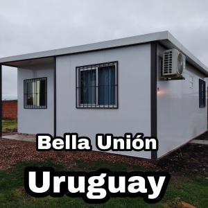 a white house with a sign that says bellia union at La casita Bella Unión 