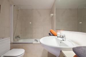 e bagno con lavandino, servizi igienici e vasca. di Vila Olimpica Skyline a Barcellona
