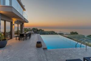 Πισίνα στο ή κοντά στο Villa Onyx - With Private Heated Pool