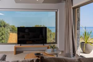 Μια τηλεόραση ή/και κέντρο ψυχαγωγίας στο Villa Onyx - With Private Heated Pool