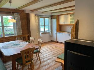 Landhaus Waisenegg : مطبخ وغرفة طعام مع طاولة وكراسي