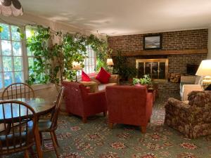 un soggiorno con divano e sedie di Deerhill Inn a West Dover
