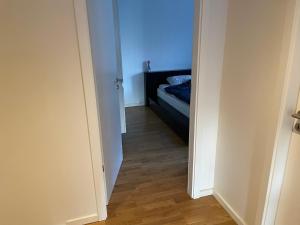 um corredor com uma cama num quarto em Big Room In SHARED APARTMENT With King Size Bed em Copenhague