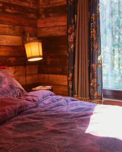 - une chambre avec un lit doté d'une lampe et d'une fenêtre dans l'établissement Tiny House Cetturu - 2-pers luxe en romantisch boshuisje, à Houffalize