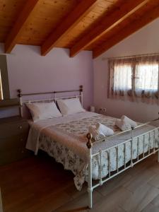 1 dormitorio con 1 cama en una habitación con techos de madera en Traditional house in Akamatra square en Akamatra