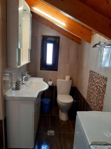 A bathroom at Traditional house in Akamatra square