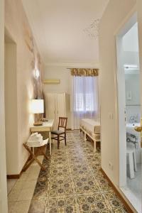 Habitación con 1 dormitorio, 1 cama y 1 mesa. en MADAMA GUEST HOUSE, en Florencia