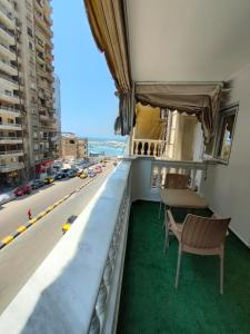 balcón con vistas a una calle de la ciudad en Luxury 3 bedroom Apartment with a great Seaview en Alexandría