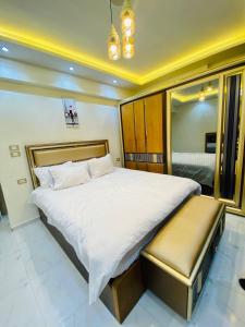 1 dormitorio con 1 cama grande en una habitación en Luxury 3 bedroom Apartment with a great Seaview en Alexandría