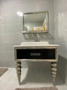y baño con lavabo y espejo. en Luxury 3 bedroom Apartment with a great Seaview en Alexandría
