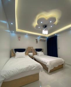 Habitación con 2 camas y techo. en Luxury 3 bedroom Apartment with a great Seaview en Alexandría