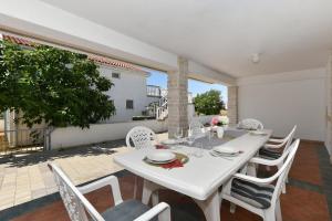Rõdu või terrass majutusasutuses Apartments Krepo