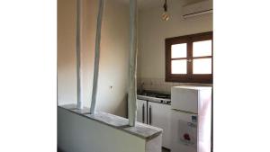 uma cozinha com um frigorífico e uma janela em Neos Alexandros by Go4sea em Kato Korakiana