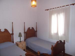 sypialnia z dwoma łóżkami i oknem w obiekcie Son Garbeta w Manacorze