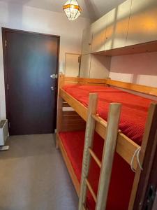 Pokój z 2 łóżkami piętrowymi i drzwiami w obiekcie Studio calme avec terrasse vue mer w mieście Pléneuf-Val-André +20 zdjęć