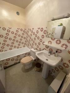 a bathroom with a toilet and a sink at Studio calme avec terrasse vue mer in Pléneuf-Val-André