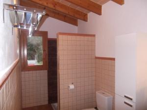 łazienka z toaletą i oknem w obiekcie Son Garbeta w Manacorze +14 zdjęć