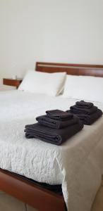 two piles of towels sitting on top of a bed at La Terrazza Apartment,a 50 mt dal mare in Varazze