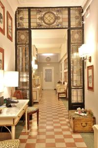 sala de estar con suelo a cuadros y puertas de cristal en MADAMA GUEST HOUSE en Florencia