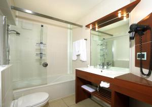 un bagno con lavandino, doccia e WC di Hotel Rokohof a Klagenfurt