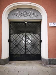 a gate in a building with a cat behind it at Apartament Ogarna II in Gdańsk