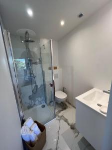 Een badkamer bij Home Place Apartments - Gujan Arcachon