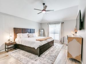 Postel nebo postele na pokoji v ubytování Remodeled home in quiet neighborhood--kid friendly