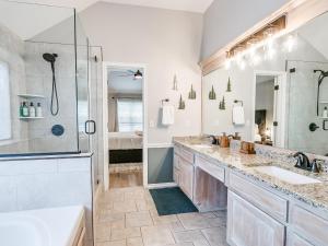 Koupelna v ubytování Remodeled home in quiet neighborhood--kid friendly