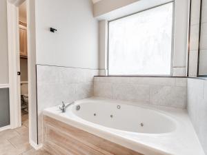 Koupelna v ubytování Remodeled home in quiet neighborhood--kid friendly