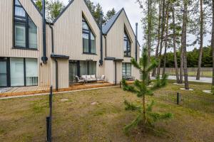 Κήπος έξω από το Jaukus pajūrio namelis BOHO BEACH HOUSE su baseinu