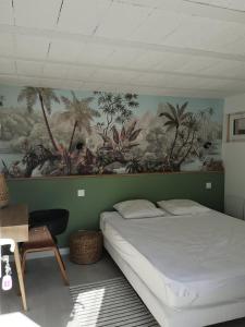 um quarto com uma cama e um quadro na parede em Studio au calme vue sur garlaban em Roquevaire