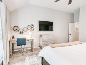 TV a/nebo společenská místnost v ubytování Remodeled home in quiet neighborhood--kid friendly + 32 fotografií