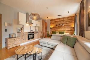 un salon avec un canapé et une table dans l'établissement Post Residence Apartments incl ZAK SUMMER CARD by All in One Apartments, à Zell am See