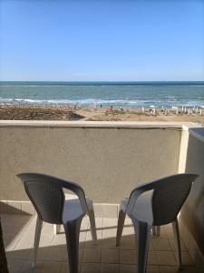 - deux chaises assises sur un balcon donnant sur la plage dans l'établissement Il Respiro del Mare, à Casalbordino
