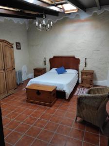 um quarto com uma cama e duas mesas e uma cadeira em Villa los gavilanes em Santa Cruz de Tenerife