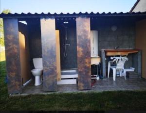 a gazebo with a toilet and a sink at Tente chez l'habitant in Saint-Jean-de-Monts +1 photo
