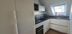 Kuchyňa alebo kuchynka v ubytovaní Appartement Bretagne vue mer exceptionnelle sur les hauts d'Erquy au calme ! et au pied du GR34