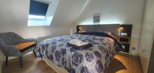 Posteľ alebo postele v izbe v ubytovaní Appartement Bretagne vue mer exceptionnelle sur les hauts d'Erquy au calme ! et au pied du GR34
