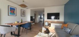 Televízia a/alebo spoločenská miestnosť v ubytovaní Appartement Bretagne vue mer exceptionnelle sur les hauts d'Erquy au calme ! et au pied du GR34