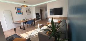 Televízia a/alebo spoločenská miestnosť v ubytovaní Appartement Bretagne vue mer exceptionnelle sur les hauts d'Erquy au calme ! et au pied du GR34