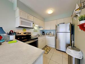 uma cozinha com um frigorífico e um fogão forno superior em Perdido Skye #56 em Perdido Key
