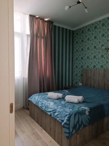 - une chambre avec un lit et 2 oreillers dans l'établissement Batumi New Boulevard LINIMA, à Batoumi