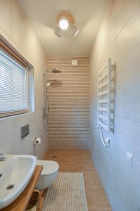 Ένα μπάνιο στο Jaukus pajūrio namelis BOHO BEACH HOUSE su baseinu