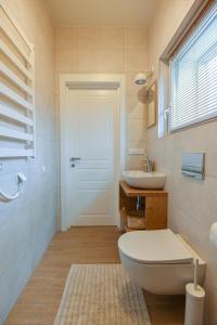 Ένα μπάνιο στο Jaukus pajūrio namelis BOHO BEACH HOUSE su baseinu +16 φωτογραφίες