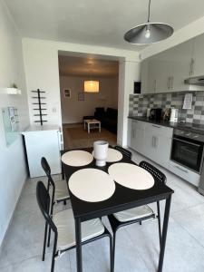 uma cozinha e sala de jantar com mesa e cadeiras em Apartment - Place Jourdan & EU institutions em Bruxelas