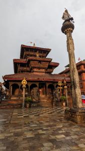 un grande edificio con un palo di fronte di Shekhar's Shared Home a Bhaktapur