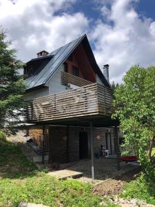 una casa con techo de gambrel encima en Chalupa U Šindelářů - Velké Karlovice, en Velké Karlovice