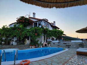 Bazén v ubytování Villa Erifili nebo v jeho okolí